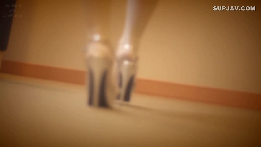 室内 · 足部特写 · 站立 · 高跟鞋