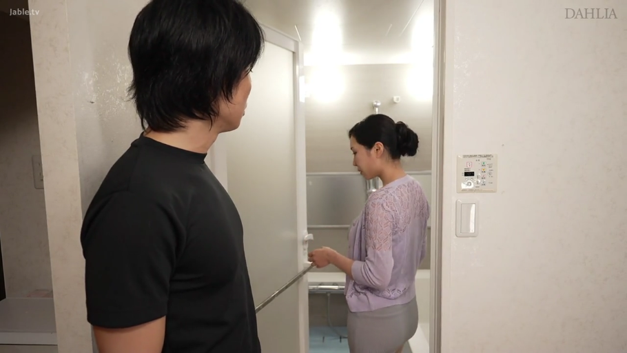 站立 · 平静 · 否 · 对视 · 休闲服 · 日常 · 浴室门口 · 门禁控制板