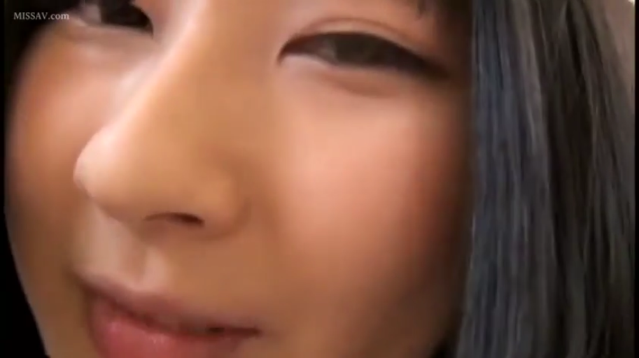 坐姿 · 交谈 · 卧室 · 床铺 · 中景 · 平静 · 白色宽松T恤 · 短发女