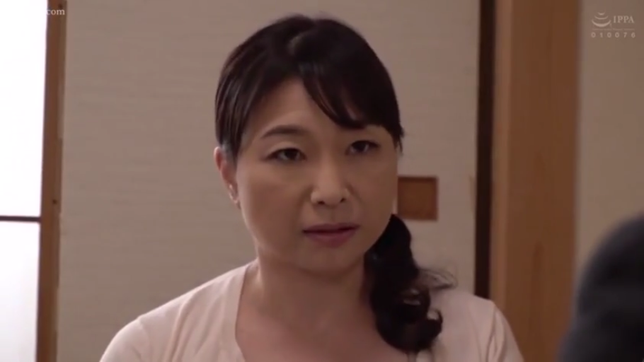 室内 · 严肃 · 单人 · 注视 · 特写 · 正面 · 淡色上衣