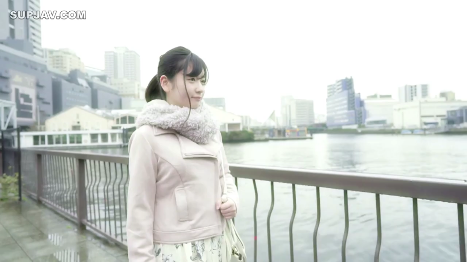 站立 · 中景 · 微笑 · 粉色外套 · 单肩包 · 远眺 · 河畔