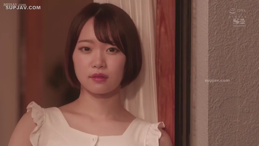 室内 · 脸部特写 · 站姿 · 平静 · 注视 · 短发 · 白色无袖上衣