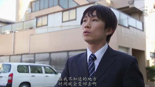 真剣 · 站立 · 半身 · 屋外 · スーツ · 说话 · 男子