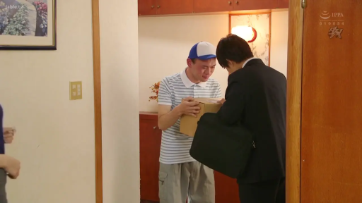 站立 · 职业装 · 玄关