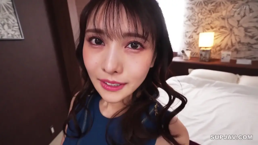 Face · Sweet · Bedroom · Bed · Stare · Overlook · 蓝色背心 · curly hair