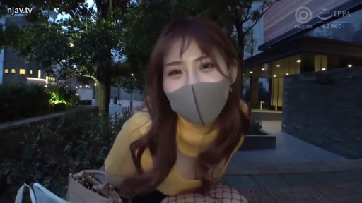 Squat position · Smile · 面部特写 · Stare · Outdoor · 口罩 · 黄色上衣 · 夜间