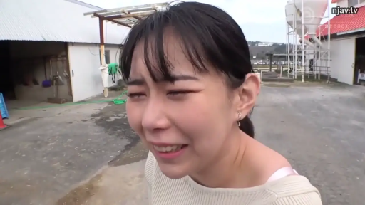 脸部特写 · 站立 · 户外 · 素人 · 白色针织衫 · 无道具 · 无行为 · 苦涩表情