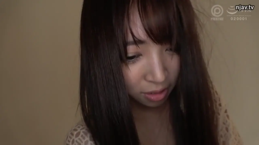 室内 · 低头 · 脸部特写 · 凝视 · 长发 · 蕾丝上衣 · 忧伤