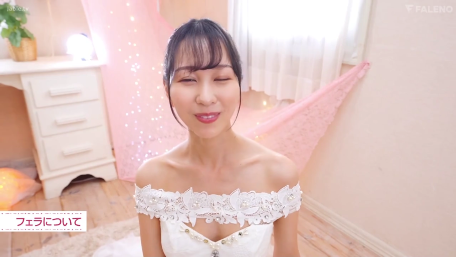 室内 · 单人 · 站立 · 微笑 · 上半身 · 注视镜头 · 白色一字领上衣