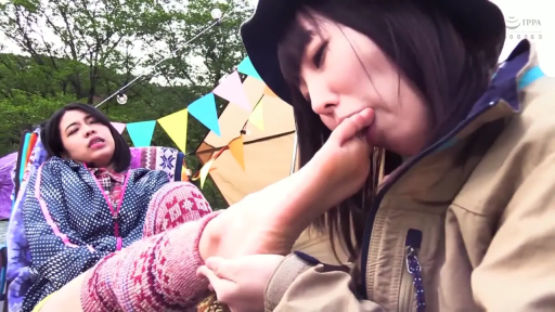 座り姿勢 · 楽しんで · 顔のクローズアップ · 舔足 · 露营地 · 户外服饰