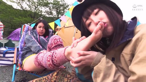 足部特写 · 陶醉 · 舔足 · 抬腿 · 露营地 · 户外休闲装