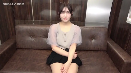 室内 · 座り姿勢 · 单人 · 中景 · ソファ · カメラに向かって · 自然 · シャツ ミニスカート