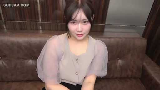 室内 · 座り姿勢 · 中景 · ソファ · 微笑 · カメラに向かって · 灰色泡泡袖上衣