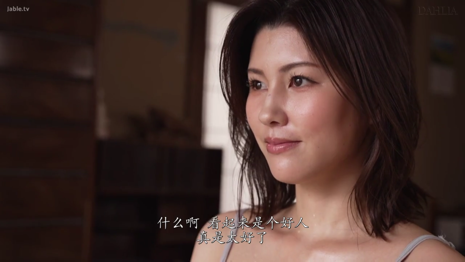 室内 · 脸部特写 · 吊带背心