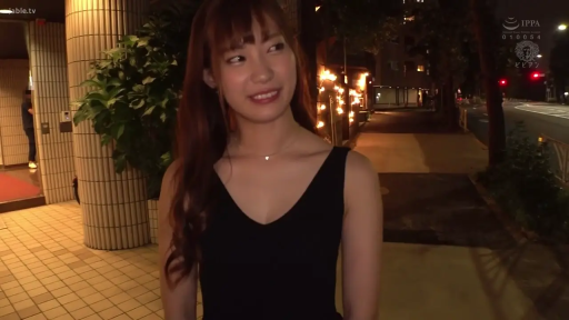 站立 · 微笑 · 项链 · 上半身 · 夜景 · 夜晚街头 · 黑色背心 · 侧望