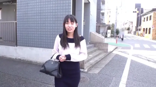 室内 · 坐姿 · 中景 · 平静 · 沙发 · 访谈 · 红色运动外套