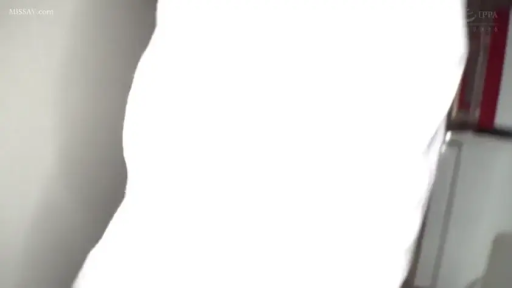 室内 · 局部特写 · 移动 · 动态模糊 · 白色衣物 · 曝光过度