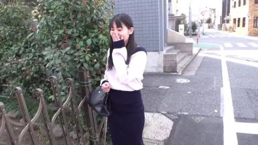 站立 · 中景 · 手提包 · 长裙 · 害羞 · 白天 · 户外街道 · 捂嘴笑