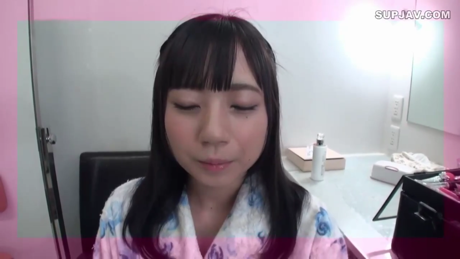 坐姿 · 脸部特写 · 睡袍 · 化妆间