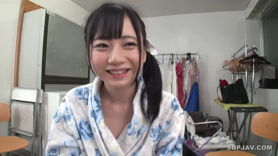 坐姿 · 微笑 · 面对镜头 · 面部特写 · 更衣室 · 长发 · 衣架 · 睡袍