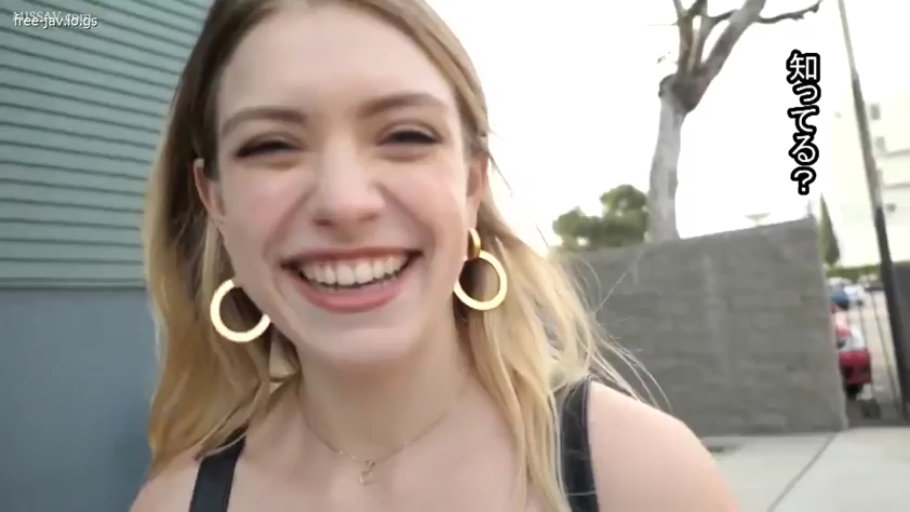 脸部特写 · 站立 · 户外 · 黑色背心