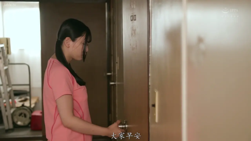 站立 · 平静 · ドアロック · 日常 · 室内廊下 · 侧视特写 · 粉色运动衫 · 拧动门把手