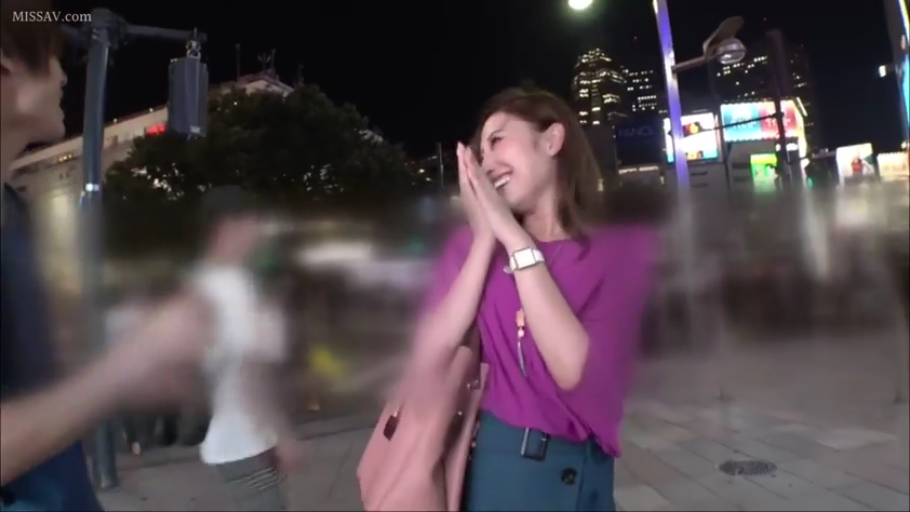 坐姿 · 脸部特写 · 车内 · 仰视 · 安全带 · 喜悦 · 背景虚化 · 西装外套