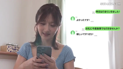 室内 · 坐姿 · 字幕 · 微笑 · 半身 · 看手机 · 手机 · 浅蓝色针织衫