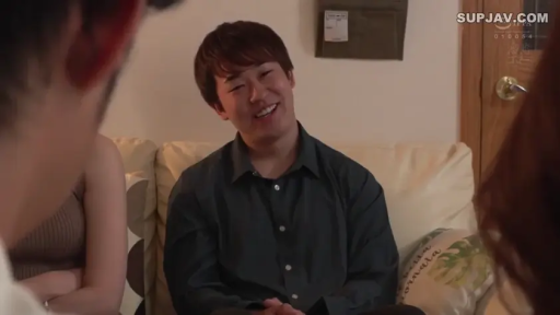 Sitting Posture · Conversation · Medium shot · Sofa · Smile · Living room · Plot · shirt