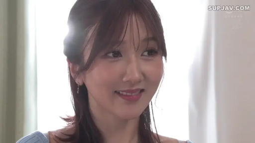 Indoor · Close-up of the face · Gaze · 正面 · Blue knitted top · 甜美温柔 · 个人美照