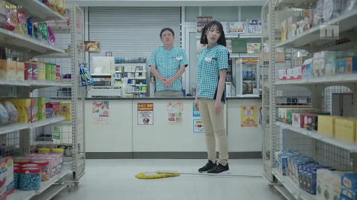 交谈 · 站立 · 全景 · 自然 · 便利店 · 职场 · 便利店制服 · 拖把