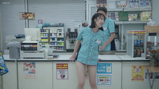 Medium shot · Standing Posture · 便利店 · 便利店制服