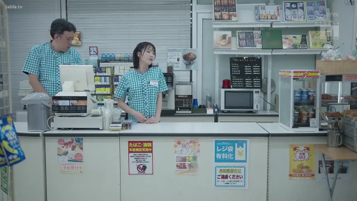 坐姿 · 全景 · 微笑 · 客厅 · 多人 · 细木棍 · 聚会聊天 · 露肩时装
