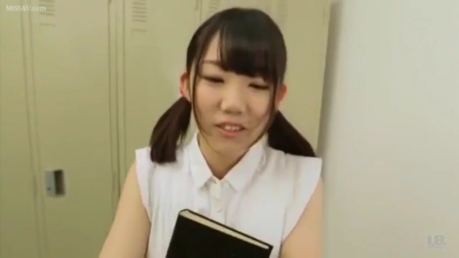 站立 · 中景 · 微笑 · 更衣室 · 双马尾 · 持物 · 白色无袖衬衫 · 笔记本