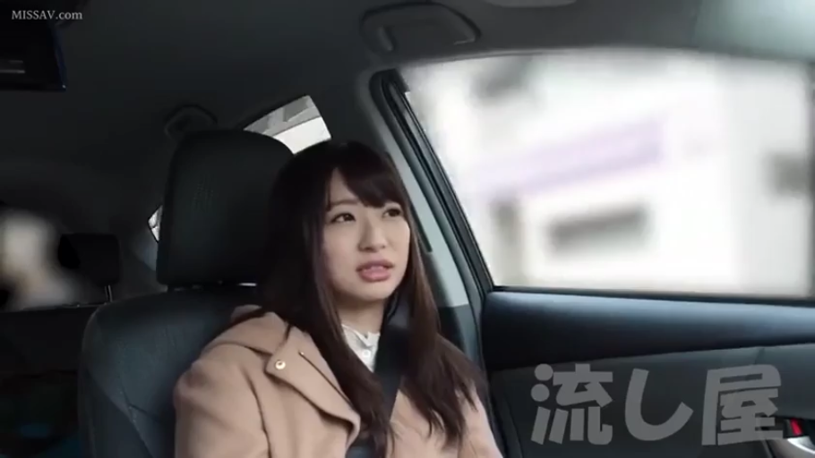 坐姿 · 中景 · 乘车 · 车内 · 长发 · 安全带 · 淡然 · 大衣