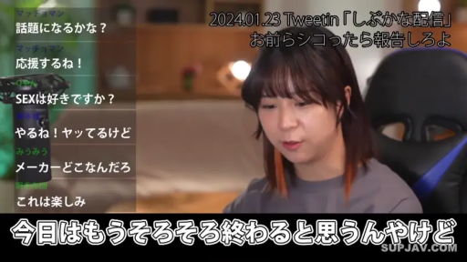 座り姿勢 · 自然 · 上半身 · 灰色T恤 · マイク · 直播间 · ライブ配信 · 屏幕弹幕