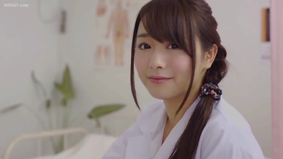 坐姿 · 病床 · 白大褂 · 脸部特写 · 微笑 · 注视 · 长发 · 诊室