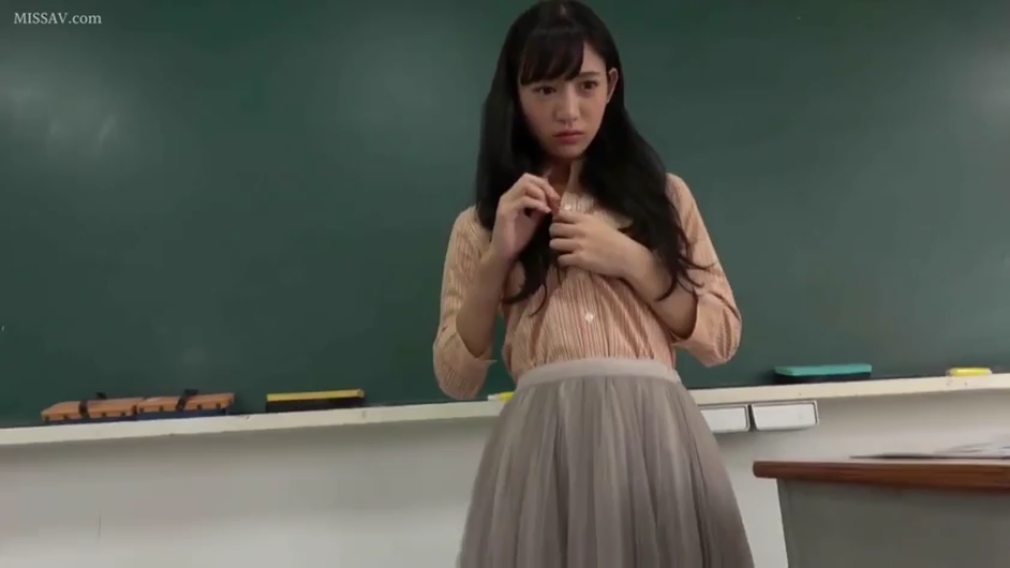 教室 · 站立 · 条纹衬衫 · 黑板 · 长发 · 忧虑 · 解扣子