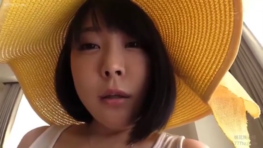 室内 · 脸部特写 · 白色吊带