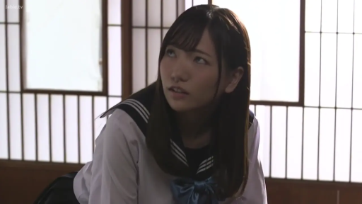 脸部 · 和室 · 跪姿 · 学生制服 · 水手服 · 疑惑 · 张望