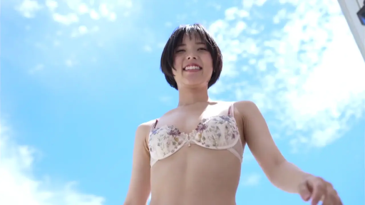 甜美 · 半身 · 户外 · 短发 · 碎花文胸 · 微笑看向镜头 · 低角度站立