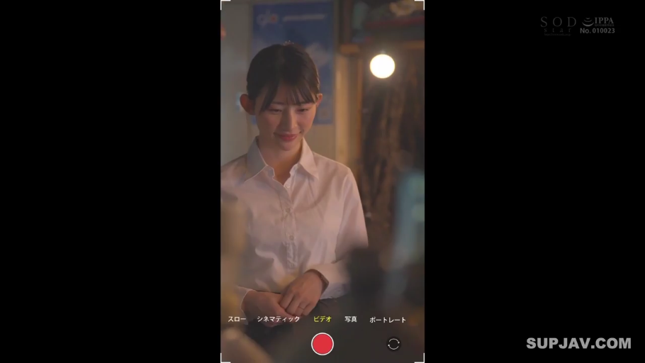 室内 · 站立 · 白衬衫 · 微笑 · 注视 · 上半身 · 水印