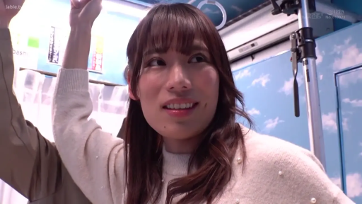 脸部特写 · 站立 · 微笑 · 日系 · 电车 · 白色针织衫 · 电车吊环 · 抓吊环