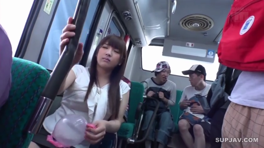 坐姿 · 中景 · 白色上衣 · 气球 · 公交车 · 痴汉系列 · 手拿气球 · 闭目神伤