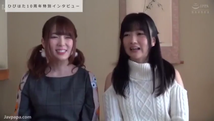 坐姿 · 学生制服 · 室内沙发 · 局部特写 · 靠枕 · 制服诱惑 · 尴尬 · 羞涩回避
