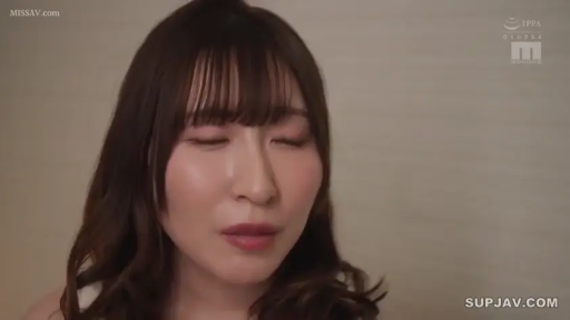 室内 · 面部特写 · 白色上衣 · 正面坐姿 · 忧郁悲伤 · 剧情截图 · 哭诉