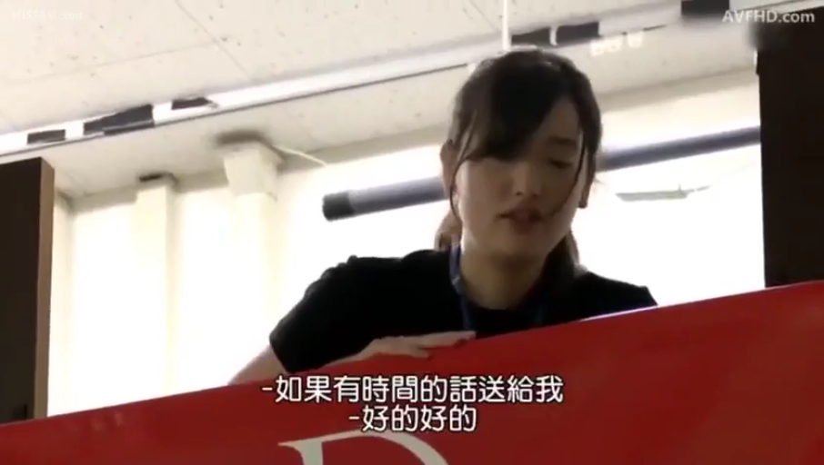 室內 · 俯身 · 平靜 · 面部特寫 · 交流 · 職場 · 黑色T恤 · 红色看板