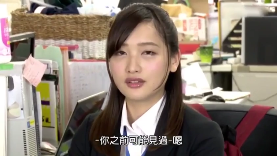 坐姿 · 交谈 · 办公室 · 职业装 · 中近景 · 中文字幕 · 工牌 · 迷茫