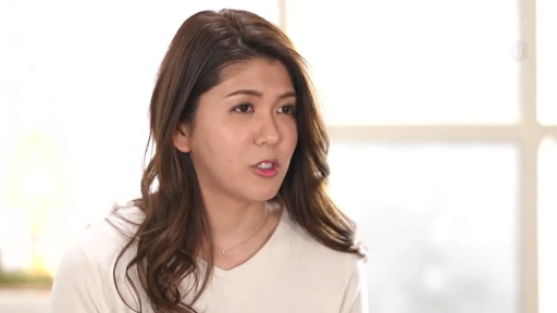 室内 · 坐姿 · 严肃 · 项链 · 面部特写 · 谈话 · 长发 · 白色V领T恤