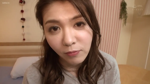 脸部特写 · 第一视角 · 卧室 · 灰色上衣 · 注视 · 柔和 · 床头 · 俯向镜头